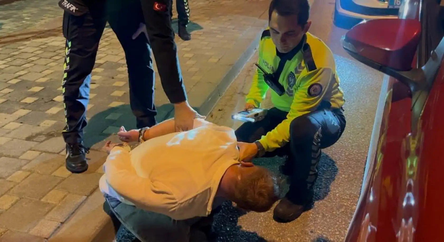 Alkollü sürücü patlak lastikle kaçtı, polisi peşinde pervane etti: 'Lahmacunu 80 liraya satıyorum'