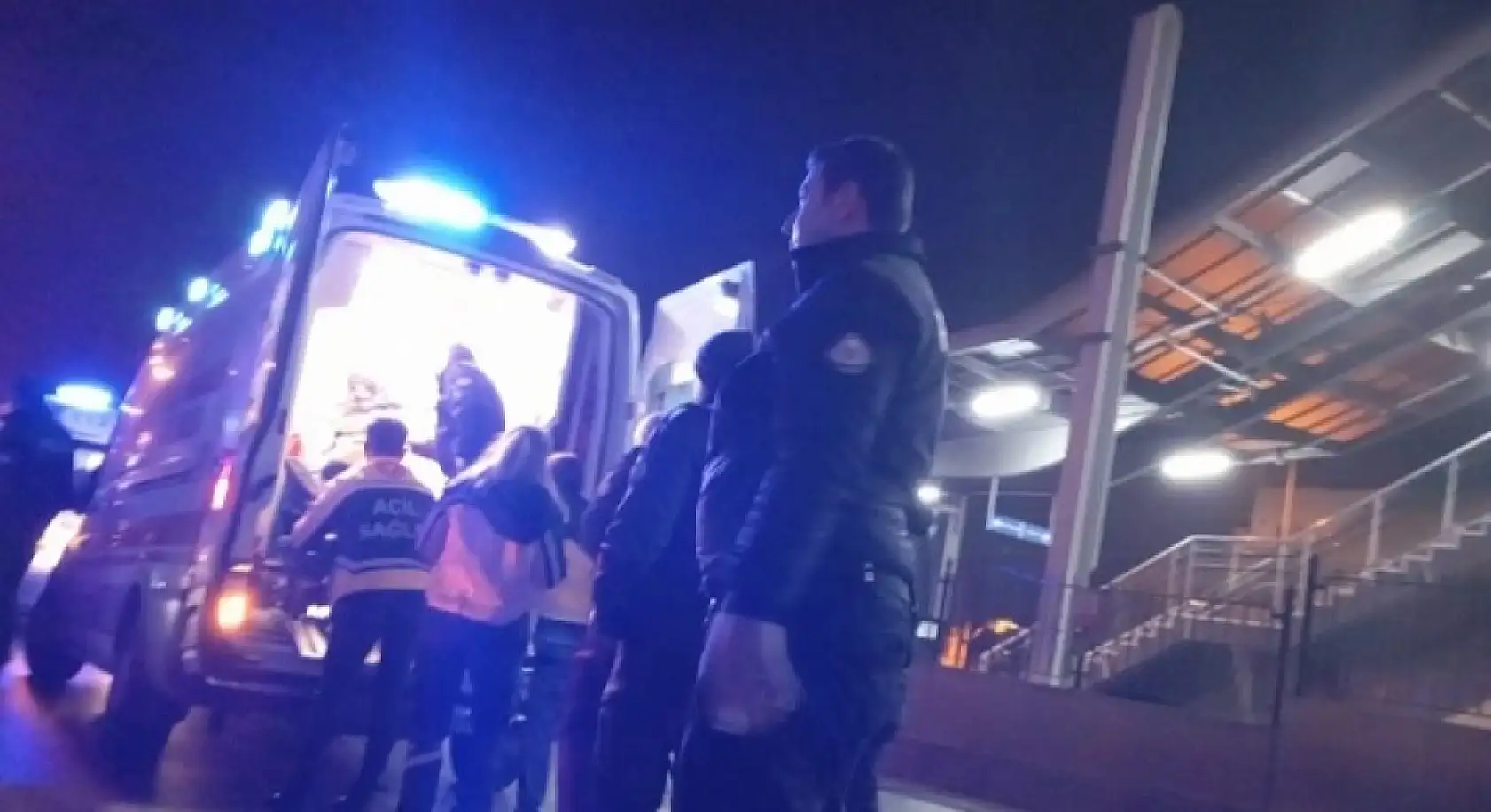 Gece saatlerinde eğlence mekanı önünde silahlı kavga: 1'i ağır, 2 yaralı