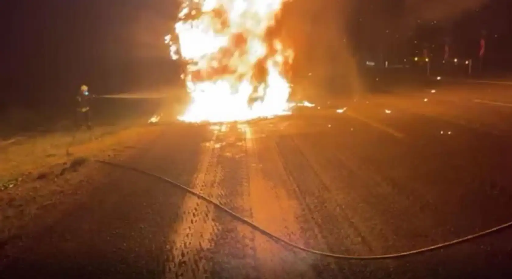 Seydikemer'de alev alan tır, cayır cayır yandı