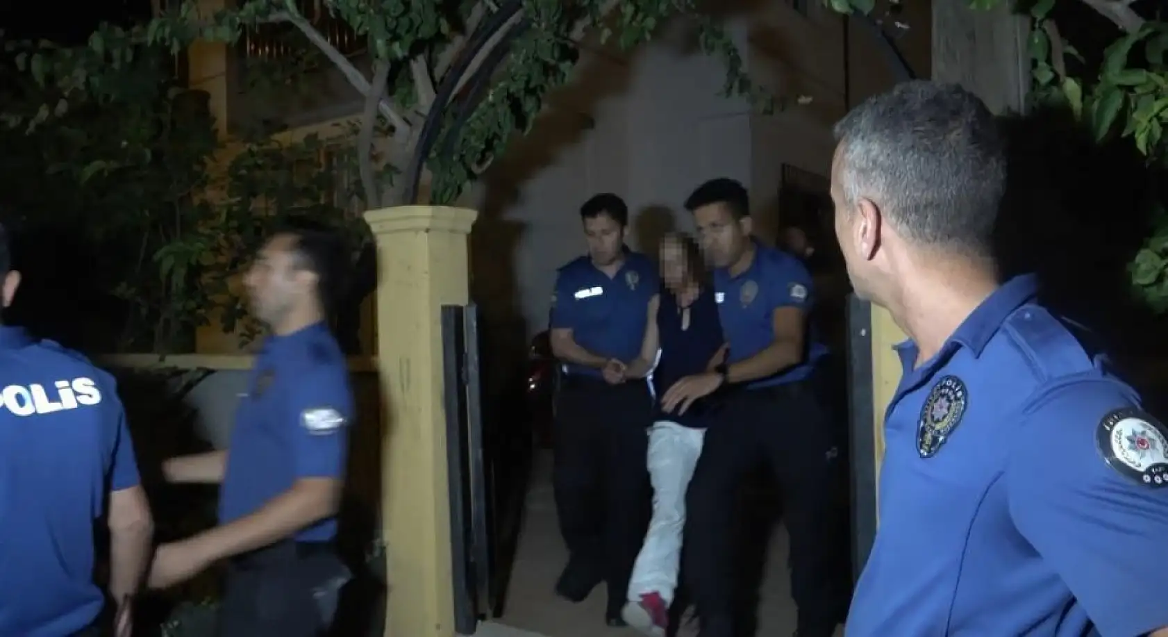 Mahalleliyi ayağa kaldıran olay: Çocukları apartmana sokup üzerlerine benzin döktü