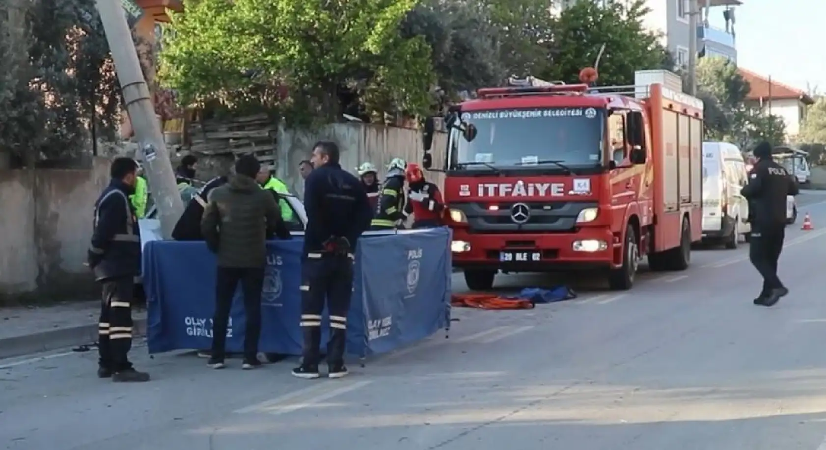 Elektrik direğine çarpan otomobilin sürücüsü hayatını kaybetti