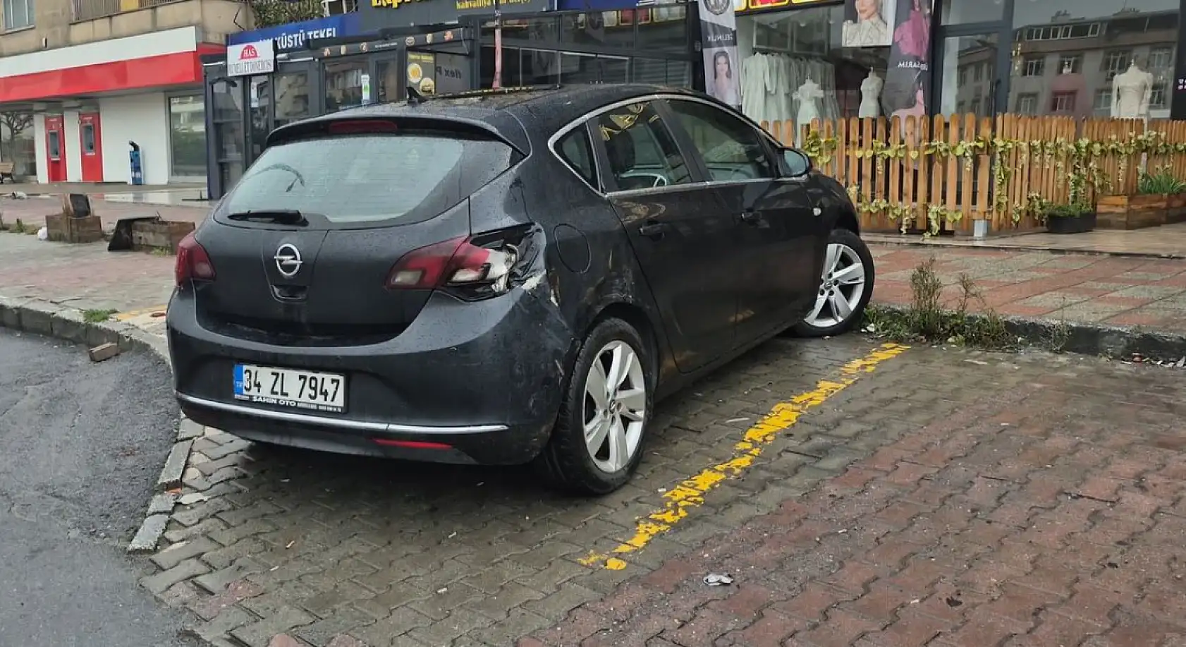 Yolcu minibüsü devrildi: 1'i ağır 2 yaralı