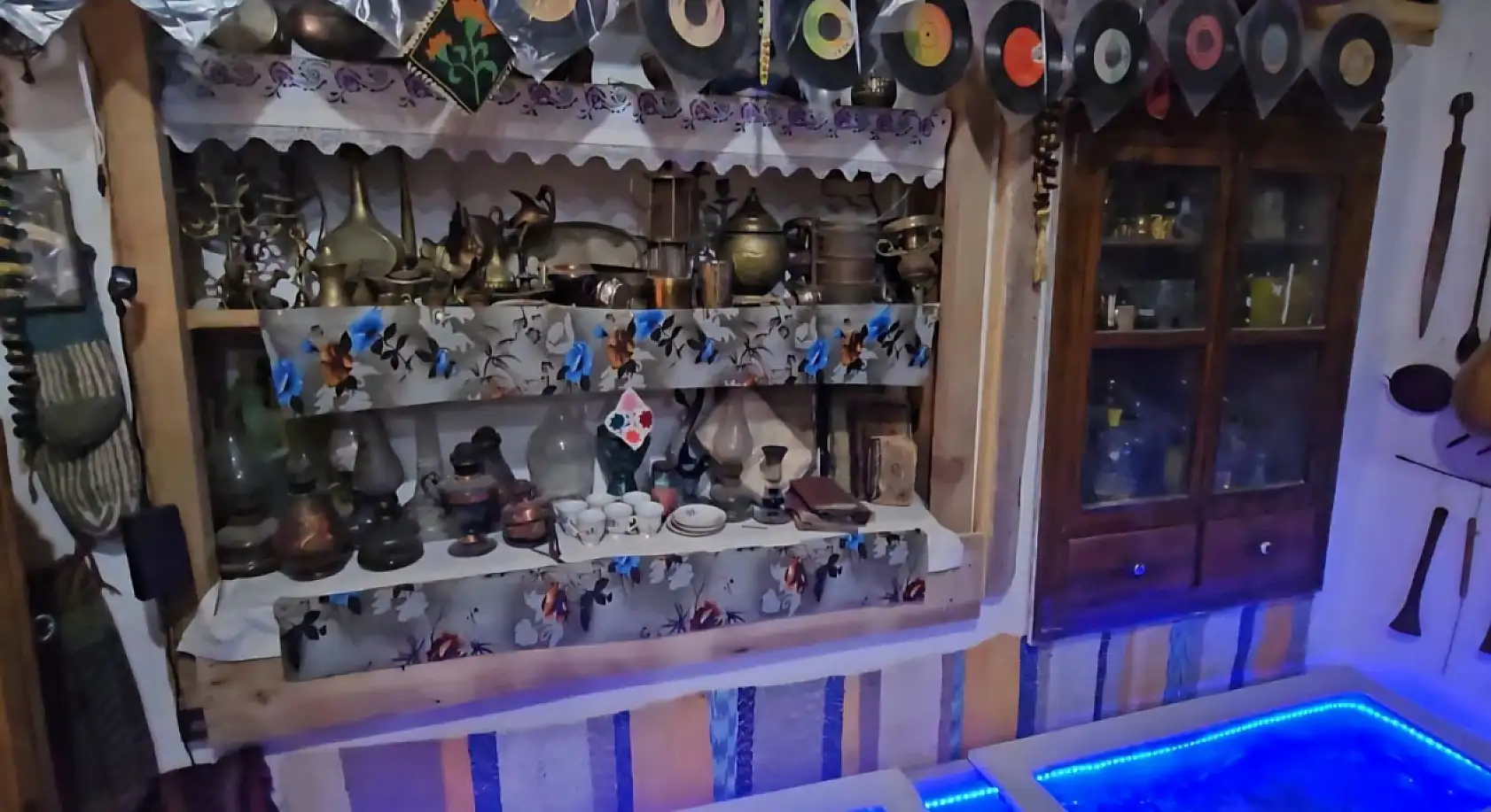 25 yıldır antika biriktirerek geçmişin izlerini günümüze taşıyor