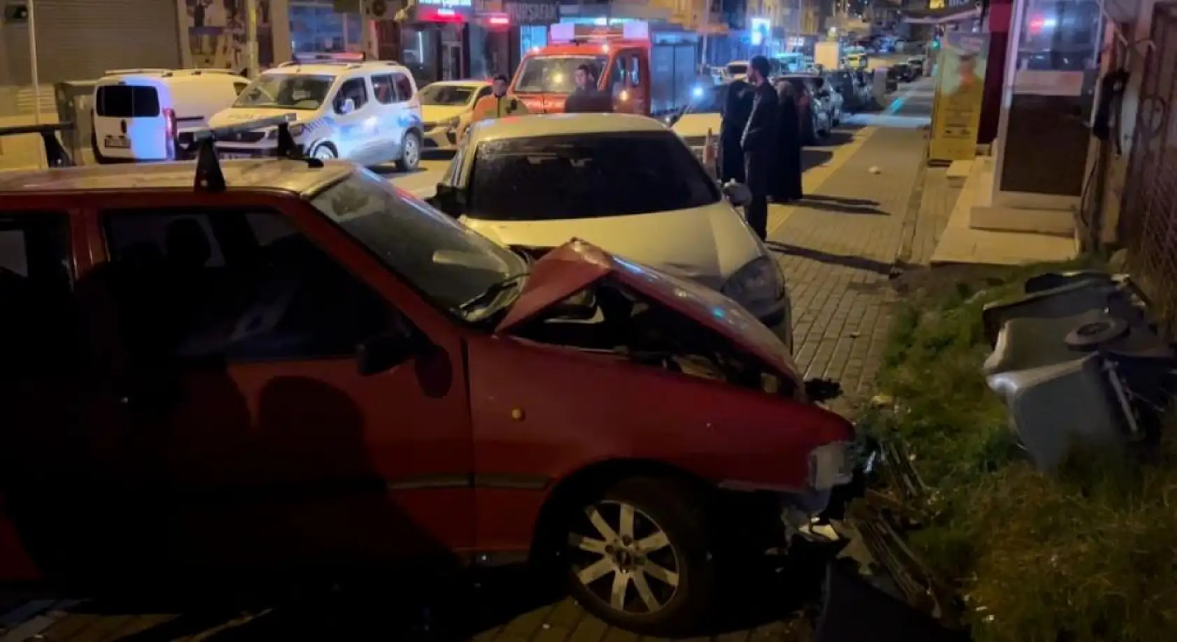 Aracıyla park halindeki 3 otomobile çarpan sürücü olay yerinden yaya olarak kaçtı