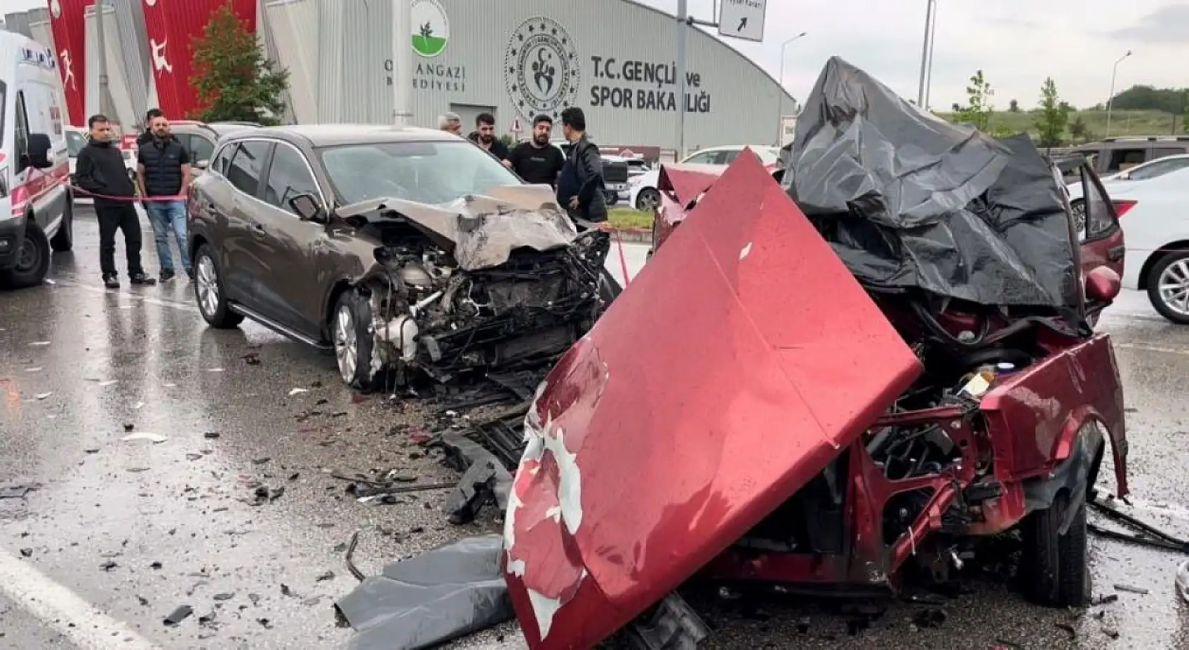 Yağmurda kontrolden çıkan Tofaş, ters şeride girdi : 2 ölü 1 yaralı