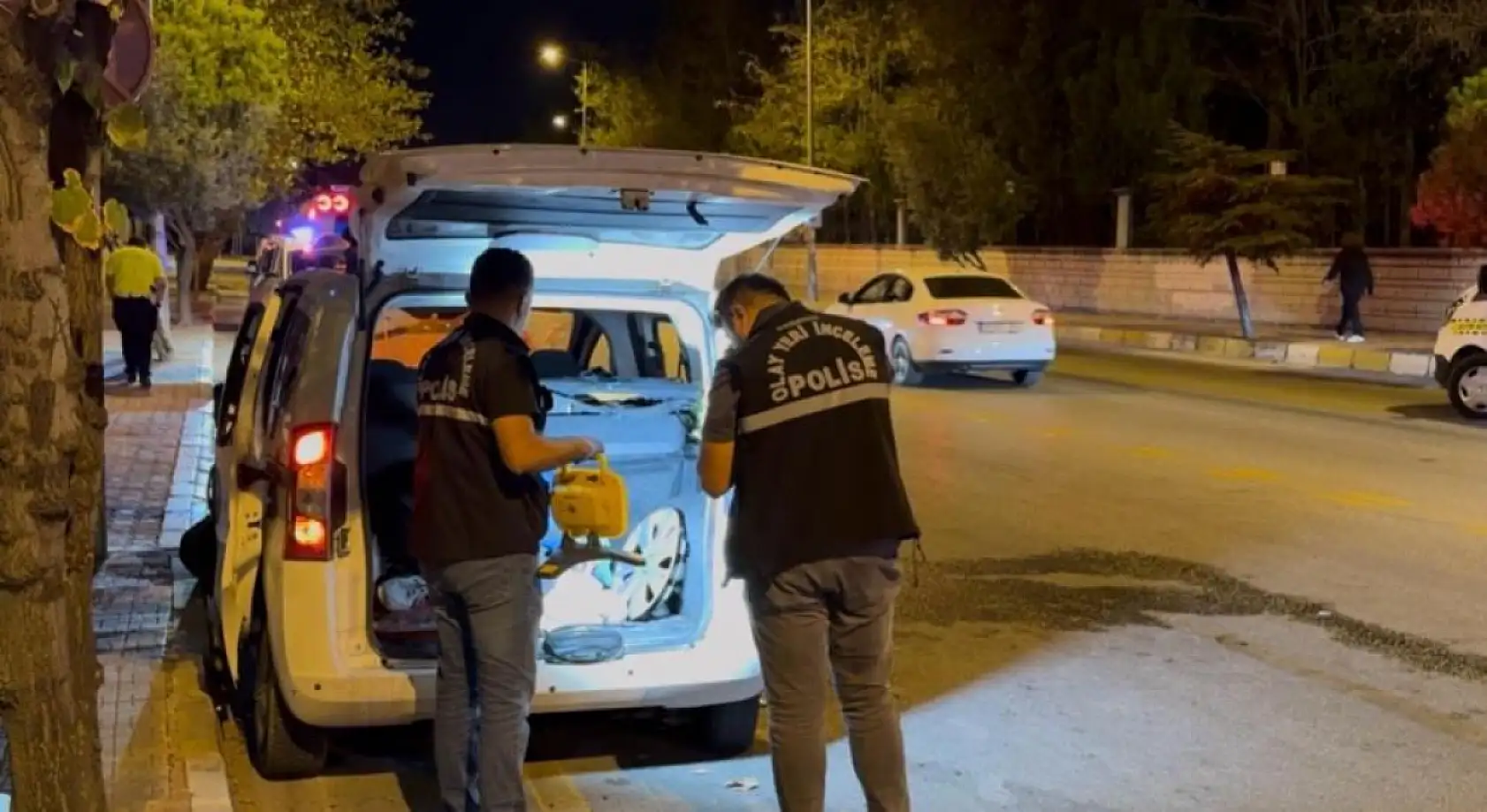 Otomobil 100 metre sürüklenip kaldırıma çarptı: 4 kişi yaralandı, 2 kişi olay yerinden kaçtı