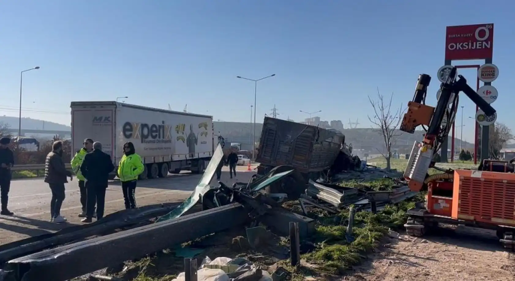 Bariyerlere saplanıp demir yığınına dönen kamyon kabininde can pazarı
