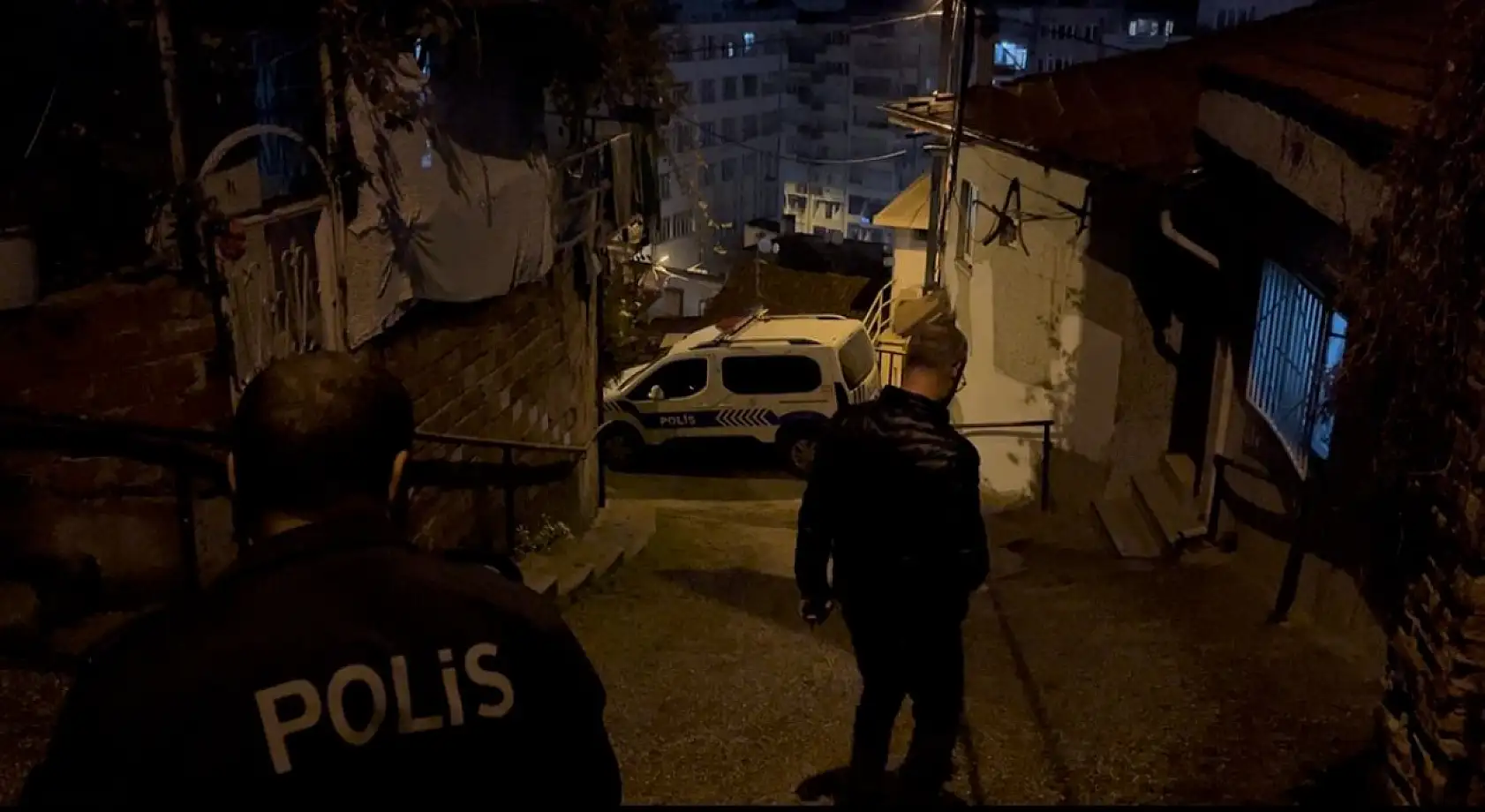 Bahçeye çıkan kadın cesetle karşılaştı