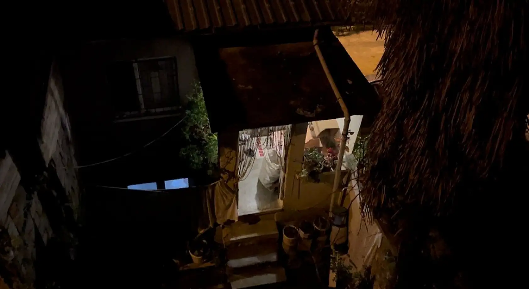 Bahçeye çıkan kadın cesetle karşılaştı