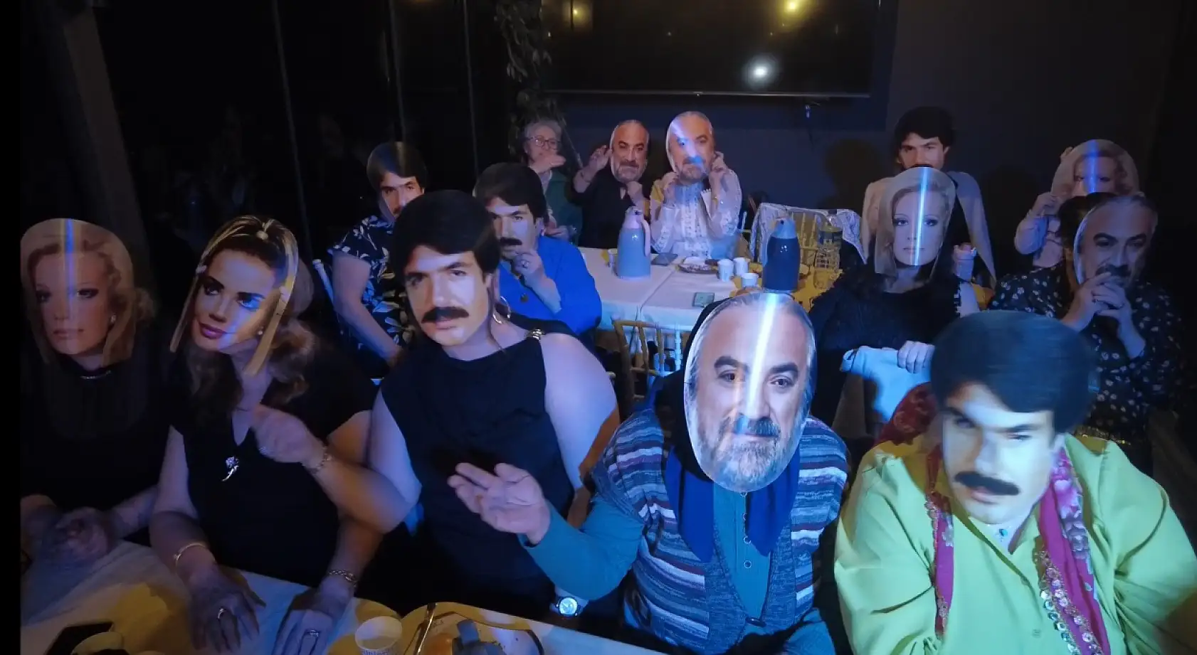 Maskeleri takıp sahneyi sallayan kadınlardan unutulmaz gece