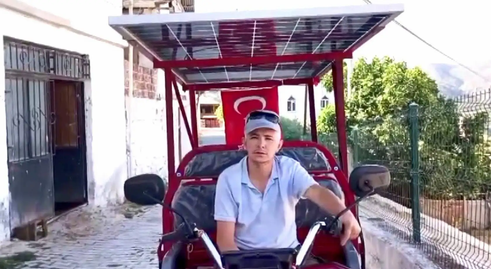 Elektrikli motosiklete taktığı güneş paneli ile tasarruf sağlayıp, aracın menzilini artırdı