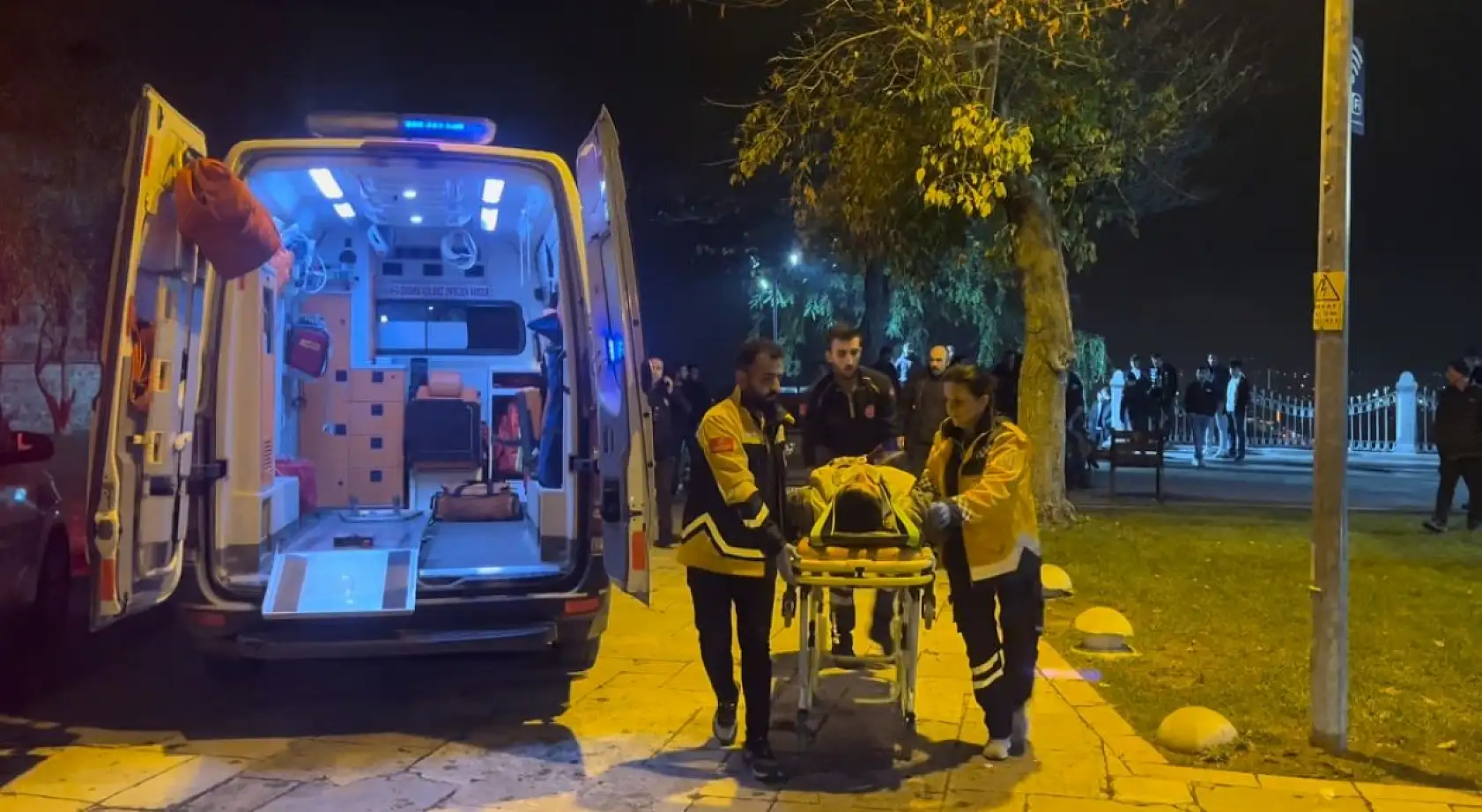 Manzarayı seyrederken tarihi surlardan düşen genç ağır yaralandı