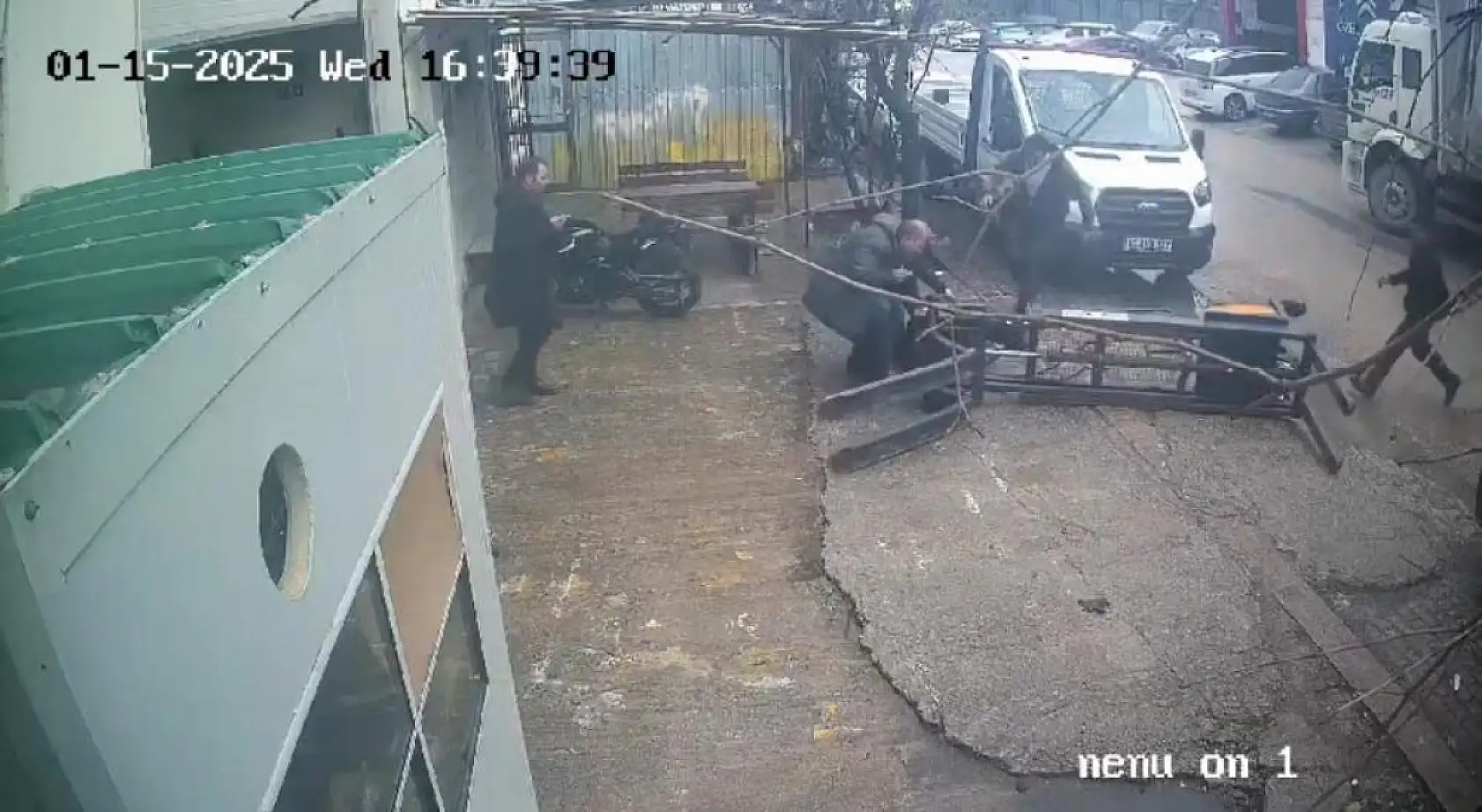 Stajyer öğrenci transpaletin altında kaldı