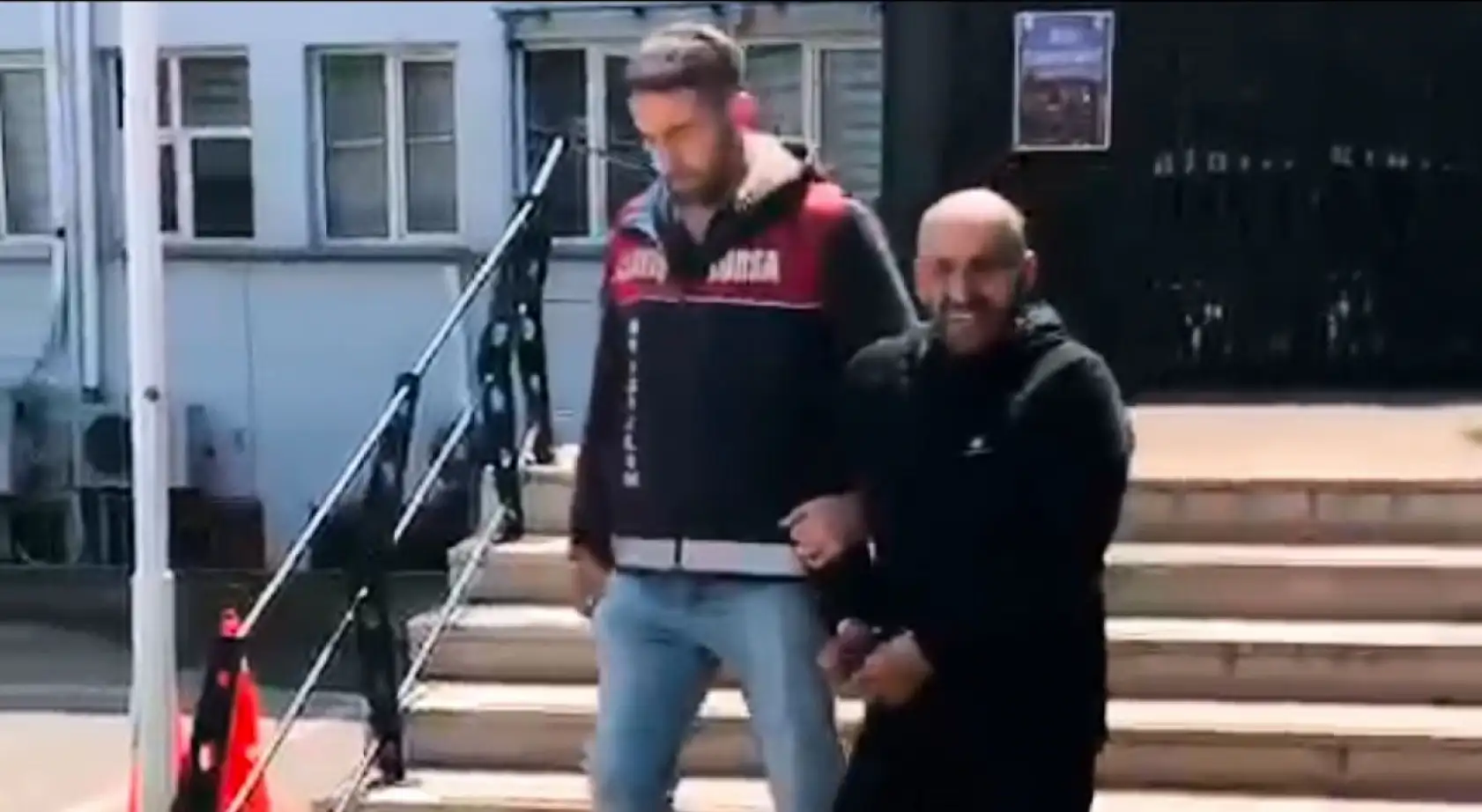 Gece ev soyan sakar hırsız, olay yerinde telefonunu düşürdü