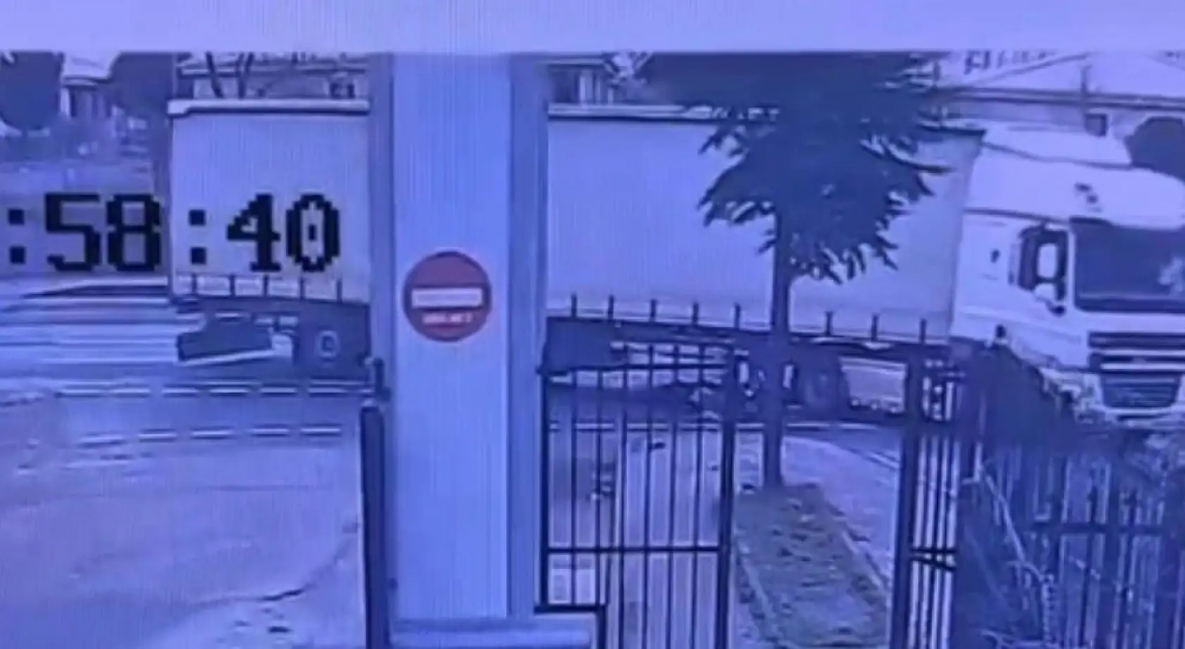 Tırın altında kalan motosiklet sürücüsü ölümden döndü