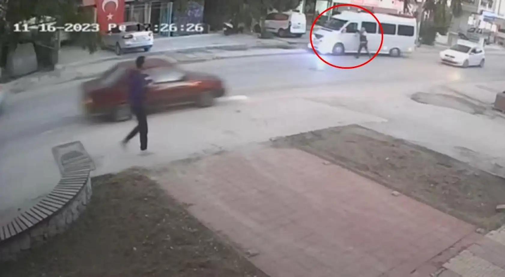 Denetimden kaçtı, araçta asılı kalan trafik polisi son anda kurtuldu