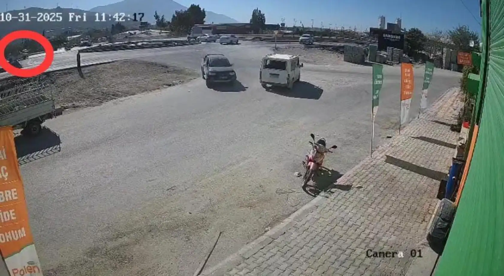 Ticari araç 2 motosiklete çarptı: 1 ölü, 5 yaralı