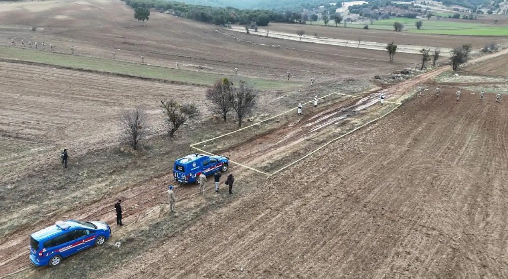 Kayıp baş arama çalışmalarında acılı baba, Vali Erin'e sarılarak gözyaşlarına boğuldu