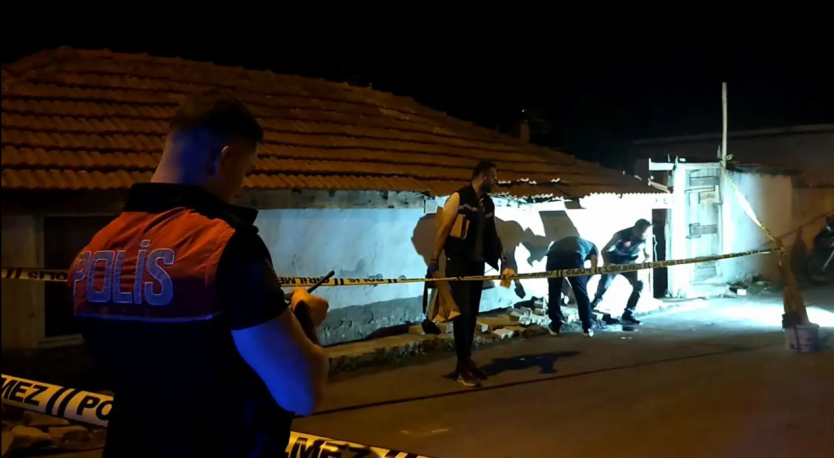 75 yaşındaki adam eşine sinirlenip herkesin gözü önünde intihar etti