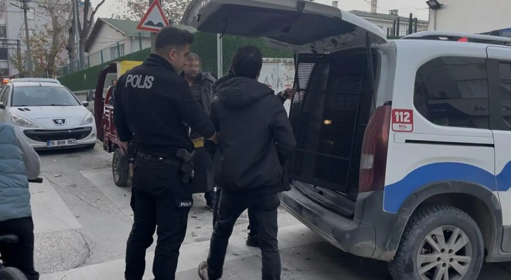 Eşine kızdı, evi yaktı mahalleli ayağa kalktı