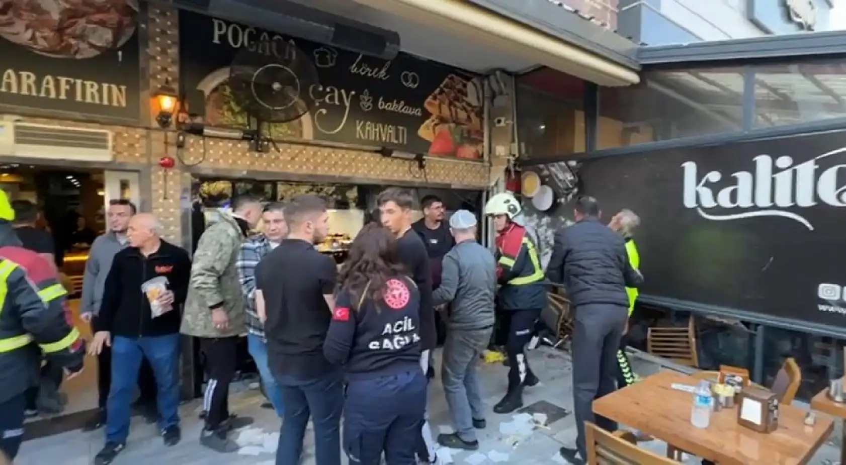 Otomobille kafeye daldı: 1'i ağır 4 yaralı