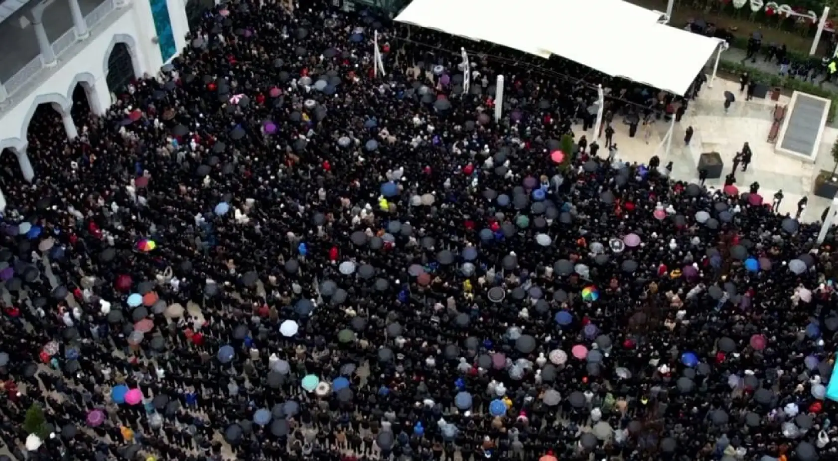 Binlerce seveni Ferdi Tayfur'u son yolculuğuna uğurladı