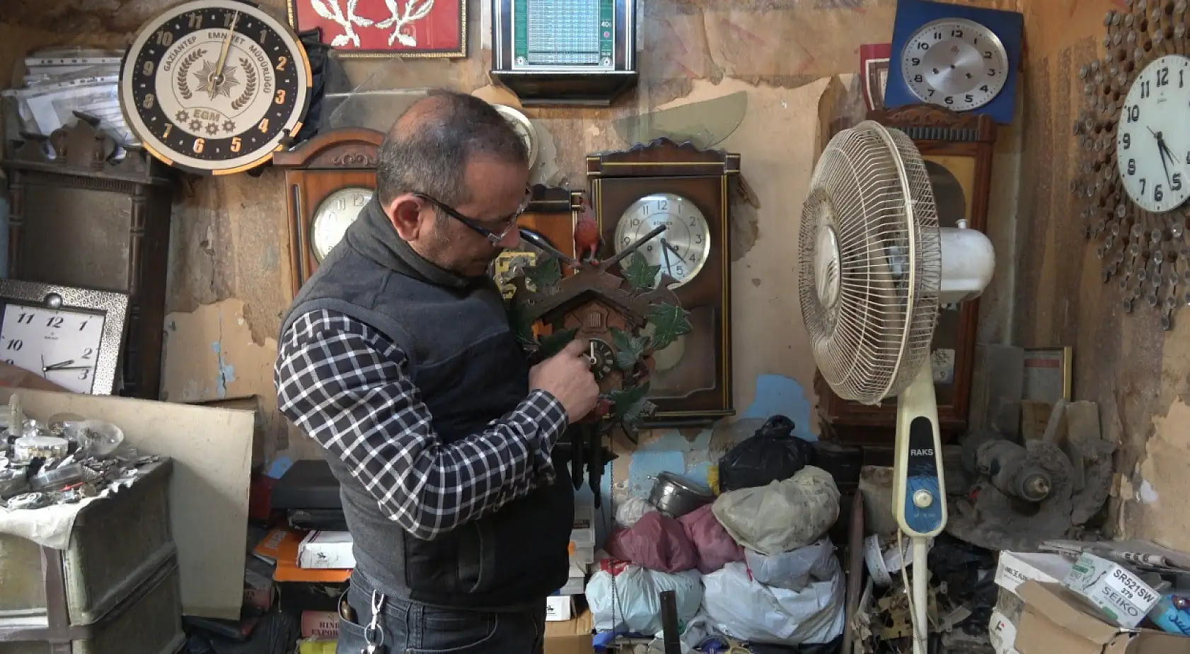 Kilisli saat ustası, çeyrek asırdır zamanın yaralarını sarıyor