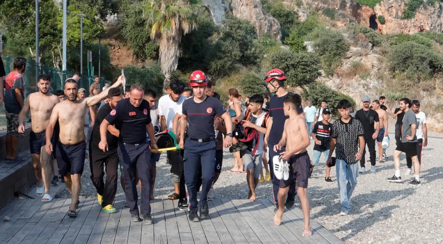 Falezlerden ölümüne atlayış denemesi hastanede bitti, 18 yaşındaki genç ağır yaralandı