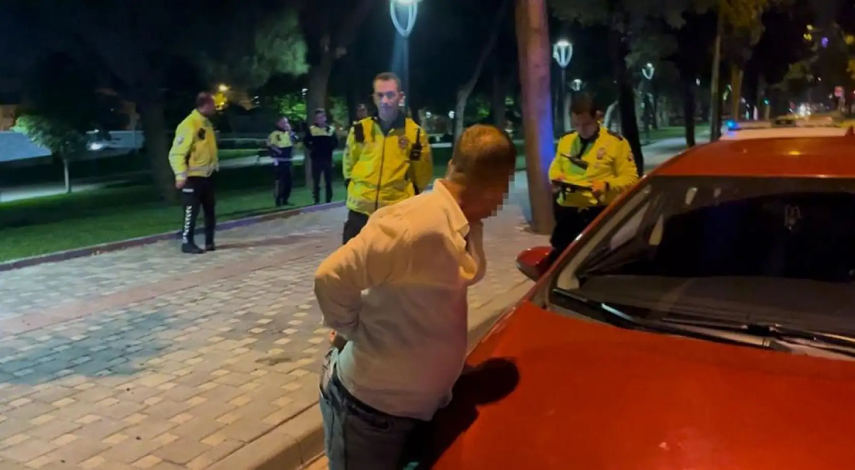 Alkollü sürücü patlak lastikle kaçtı, polisi peşinde pervane etti: 'Lahmacunu 80 liraya satıyorum'