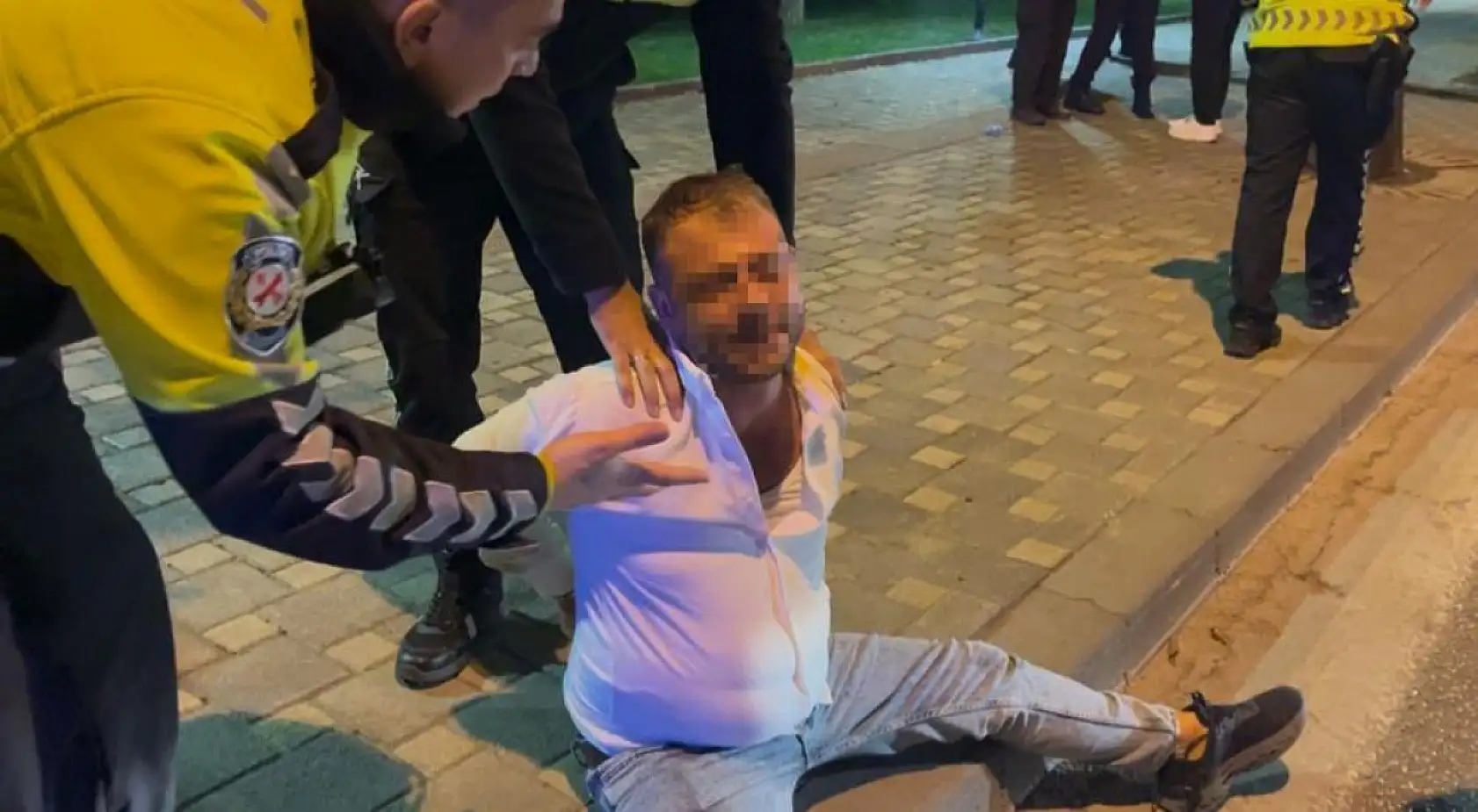 Alkollü sürücü patlak lastikle kaçtı, polisi peşinde pervane etti: 'Lahmacunu 80 liraya satıyorum'