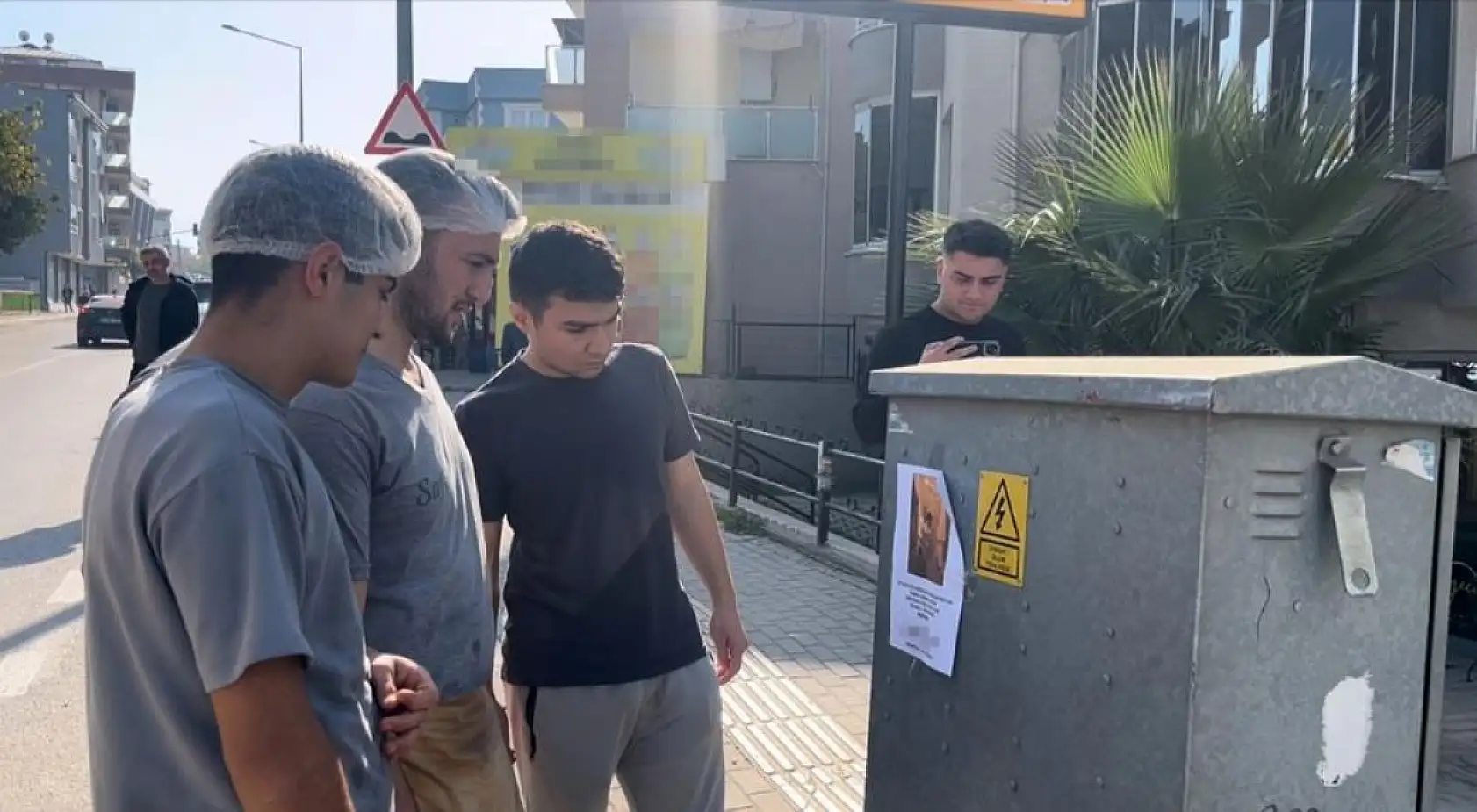 Fotoğrafı gören uzun uzun baktı: 'Kızlarınızı bu adamdan uzak tutun' yazılı afişler ortalığı karıştırdı