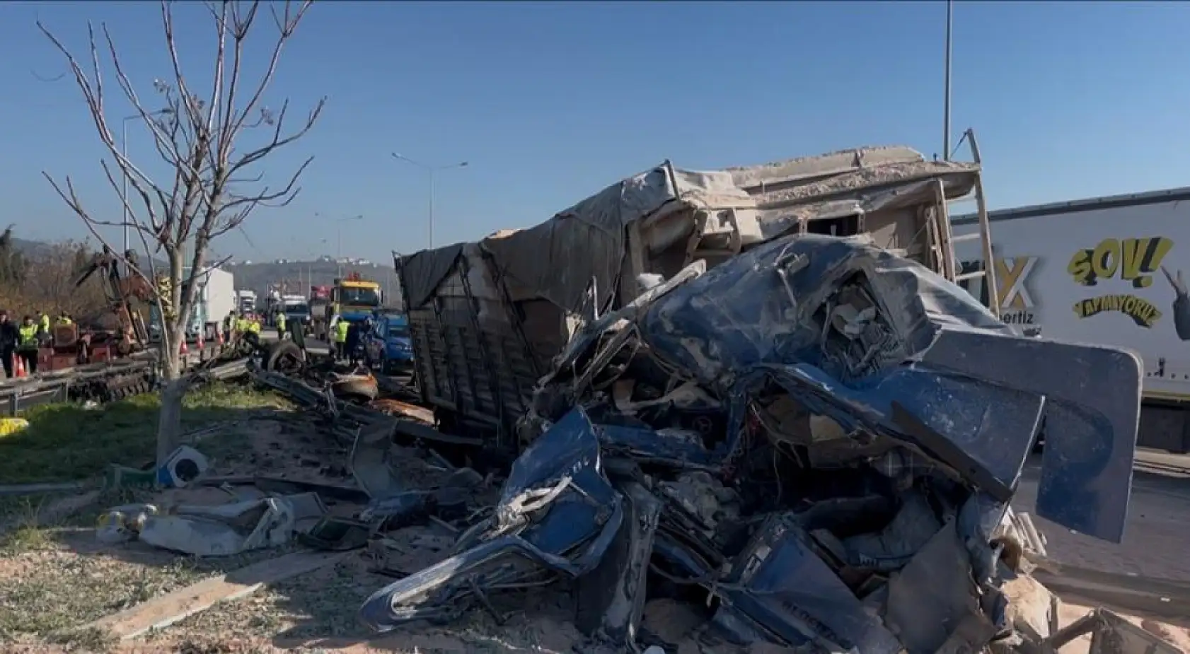 Bariyerlere saplanıp demir yığınına dönen kamyon kabininde can pazarı