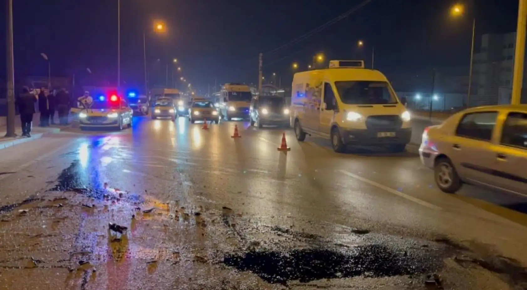 Bursa'da feci kaza: Otomobil minibüse çarptı, 10 yaralı