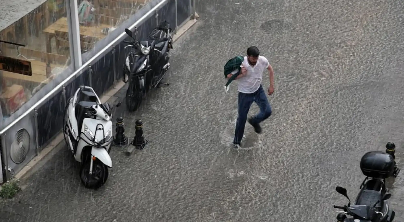 Muğla'da beklenen yağış erken geldi, vatandaşlar hazırlıksız yakalandı