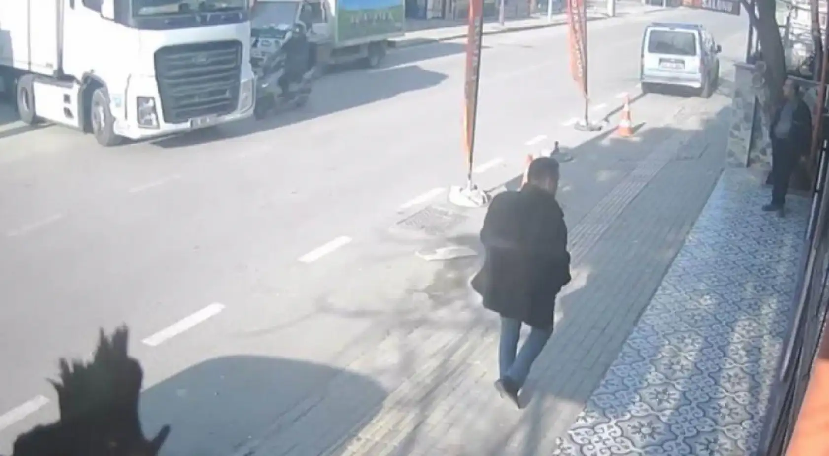 Anayola çıkan tıra, motokurye böyle çarptı