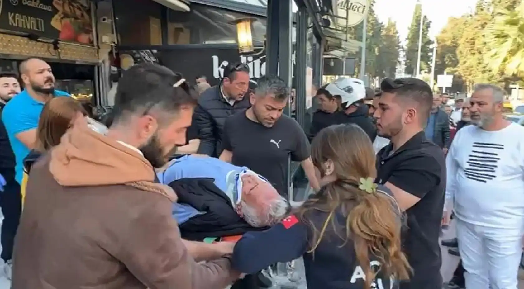 Otomobille kafeye daldı: 1'i ağır 4 yaralı