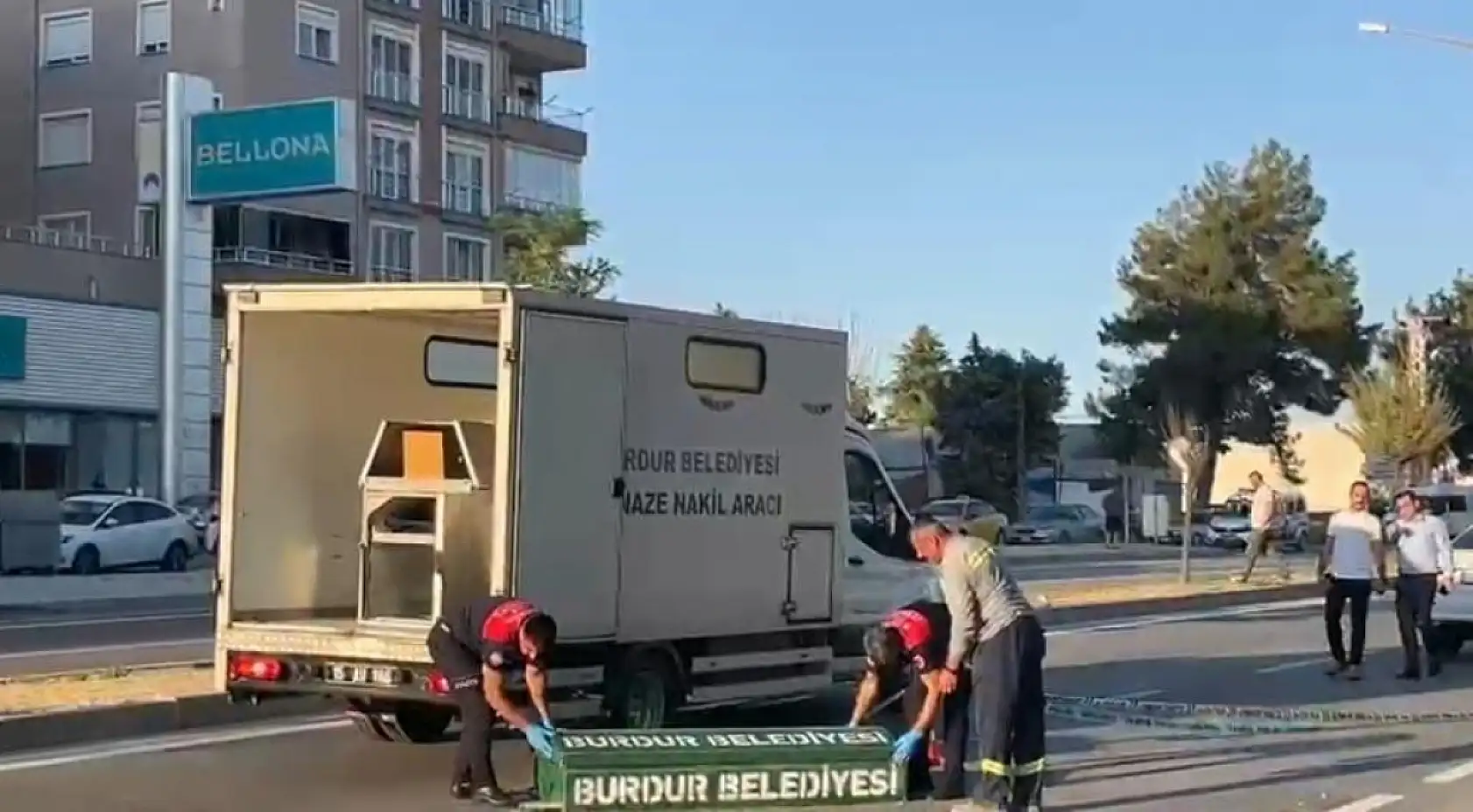Aniden yola çıkan tarım aracına otomobil çarptı, yola düşen sürücü başka bir aracın altında can verdi