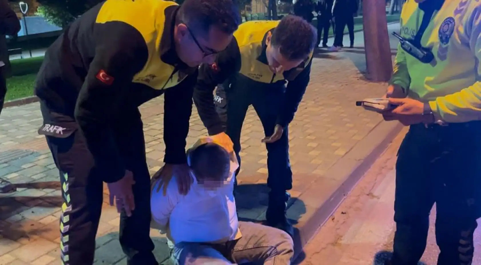 Alkollü sürücü patlak lastikle kaçtı, polisi peşinde pervane etti: 'Lahmacunu 80 liraya satıyorum'