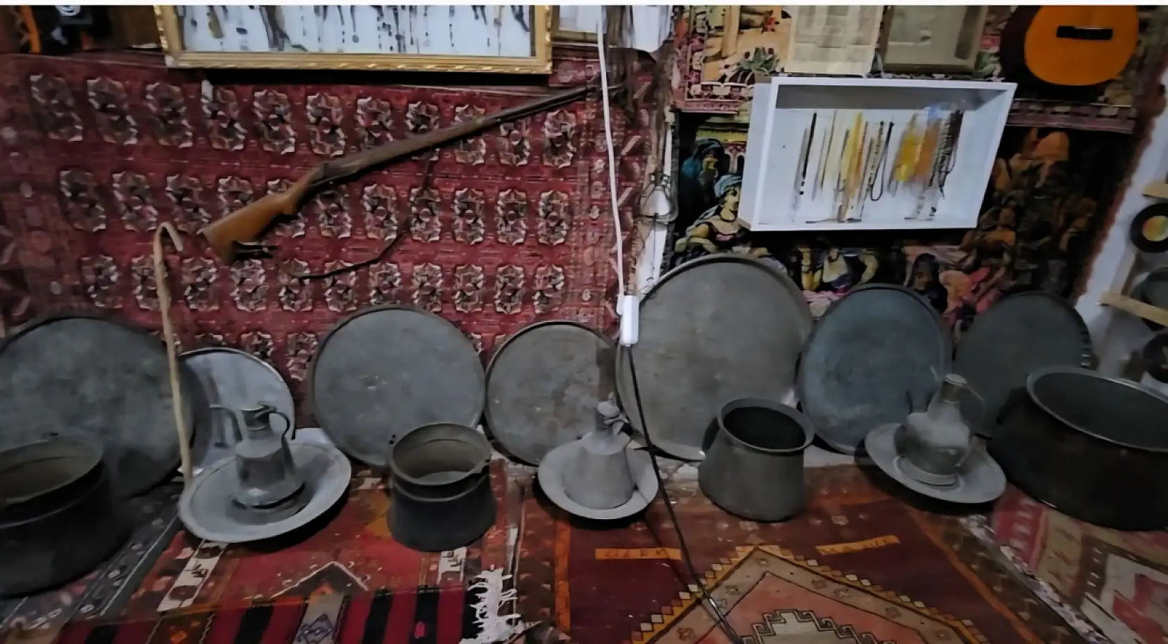 25 yıldır antika biriktirerek geçmişin izlerini günümüze taşıyor