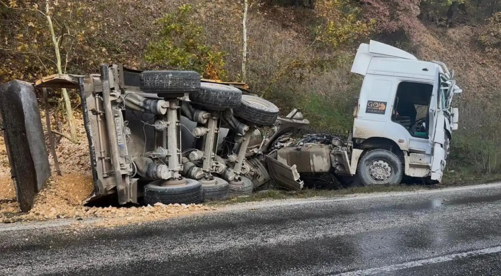 50 metre arayla iki kaza: Aynı aileden 3 kişi yaralandı