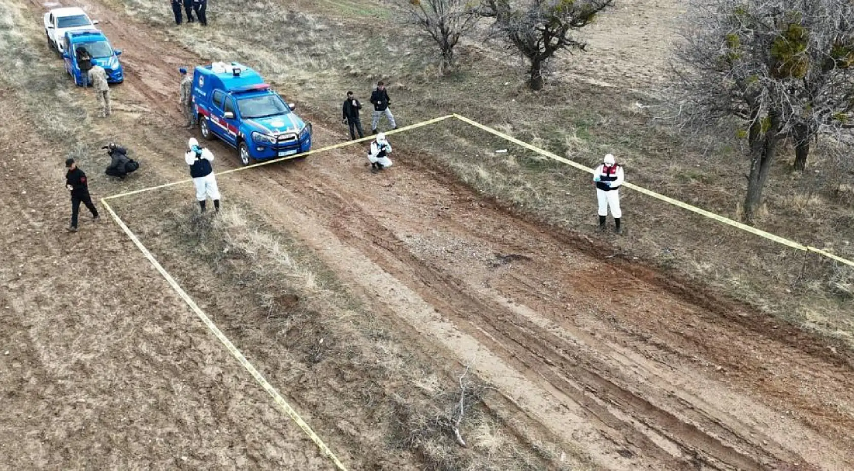 Kayıp baş arama çalışmalarında acılı baba, Vali Erin'e sarılarak gözyaşlarına boğuldu