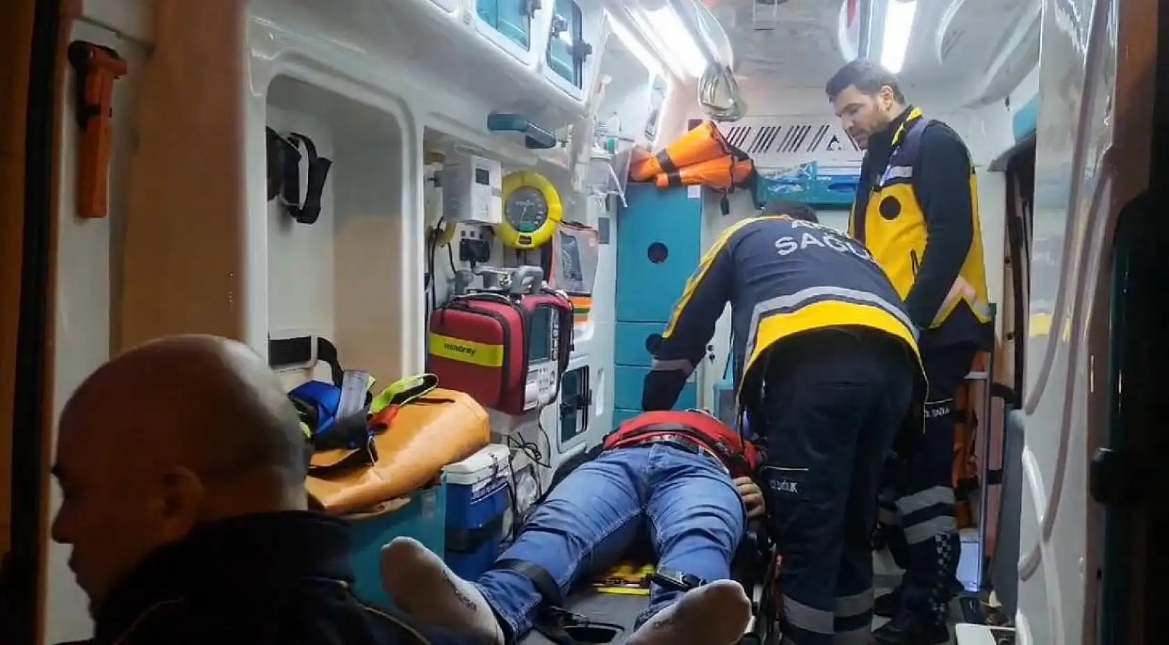 Yağmurda kayan otomobil bariyerlere saplandı, sürücü araca sıkıştı!