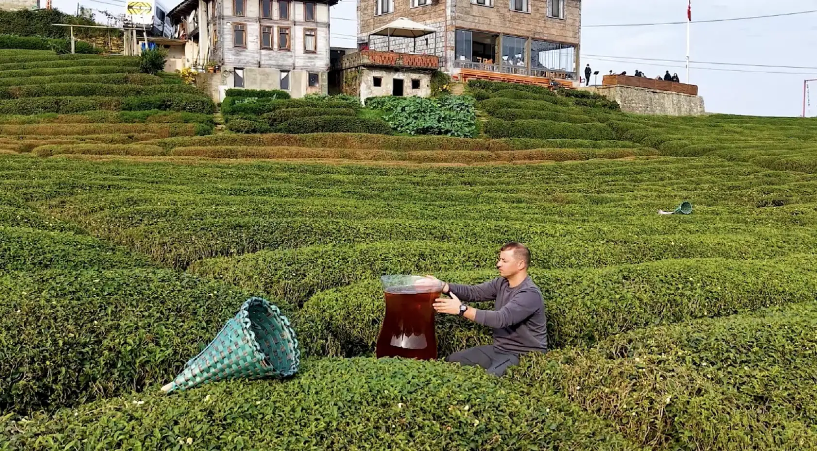 Rize'de dev çay bardağıyla yapılan çekim olay oldu: İzleyenler yapay zeka sandı