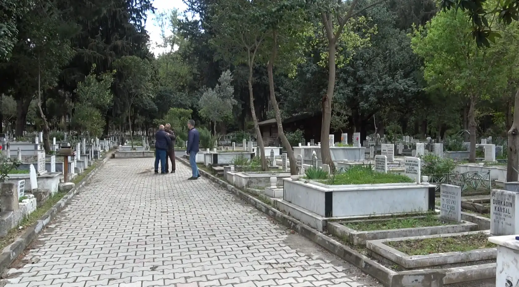 Fethiye'de vatandaşlar bayramın ilk gününde vefat eden yakınlarını unutmadı