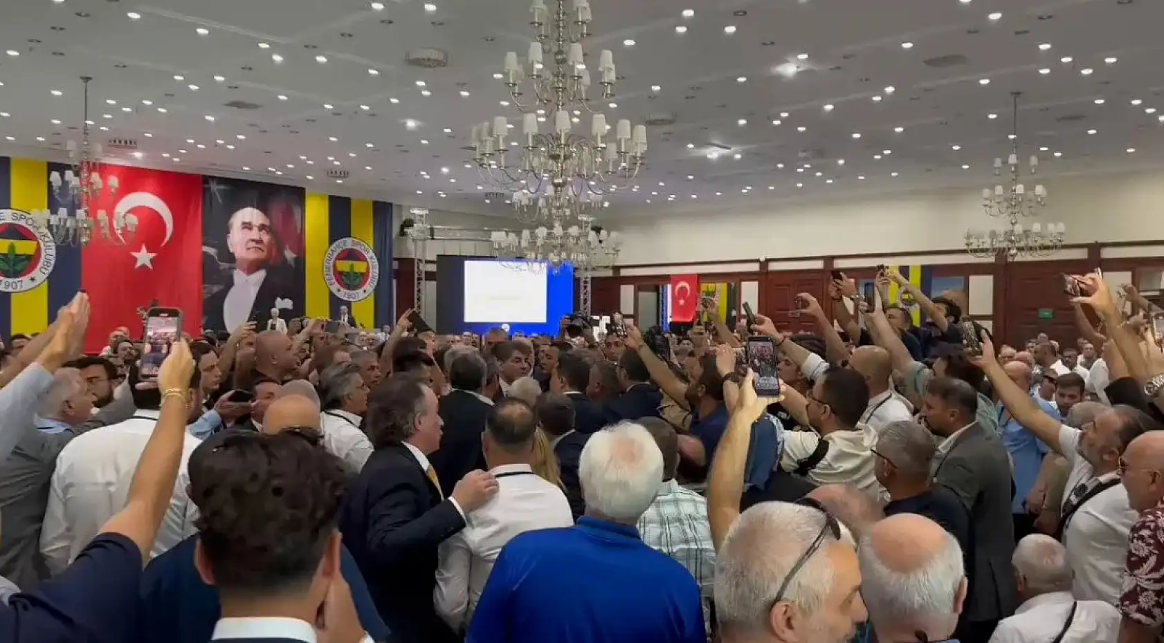 Fenerbahçe Yüksek Divan Kurulu Toplantısı'nda gerginlik
