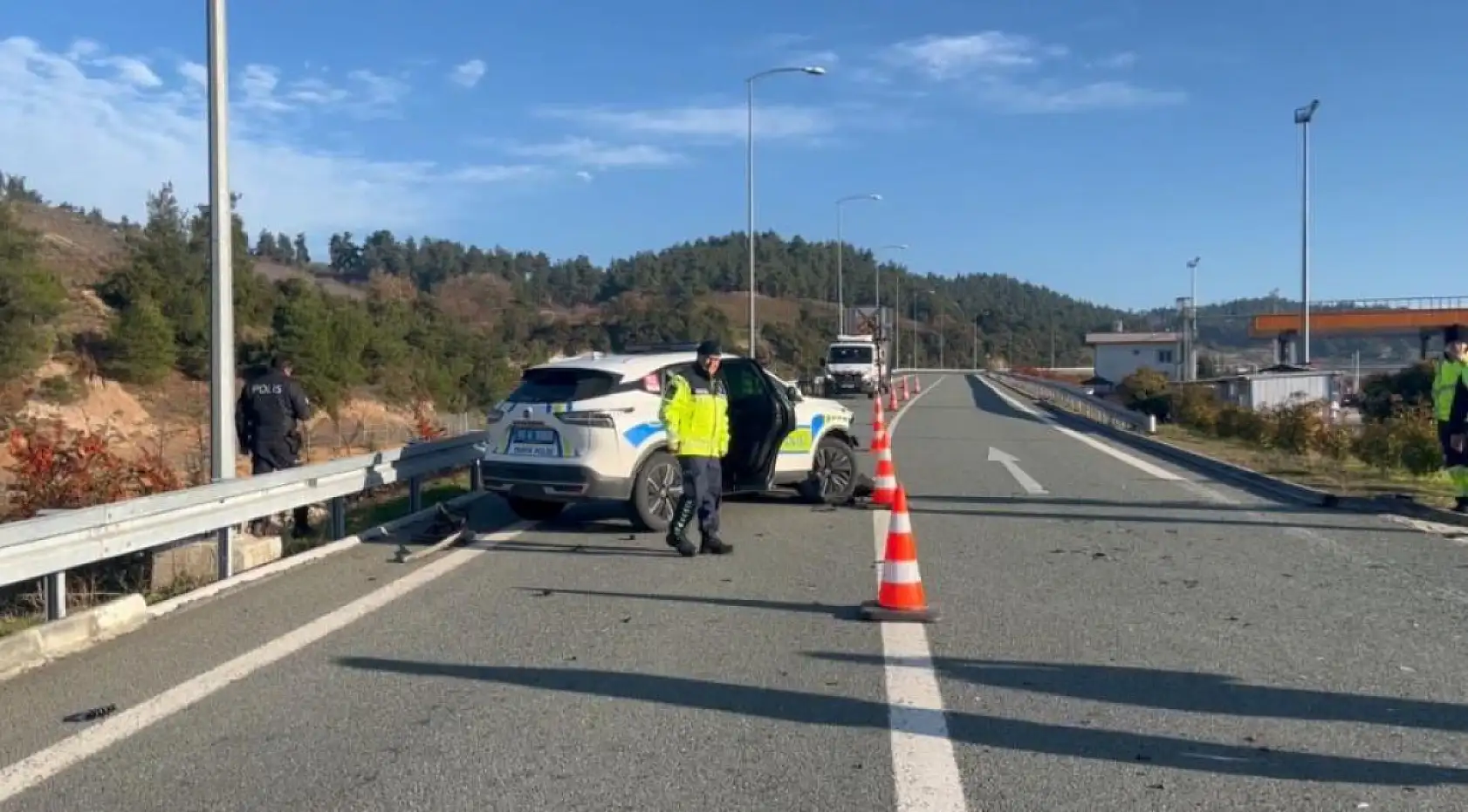 Polisten kaçan sürücü önce polis aracına sonra direğe çarptı