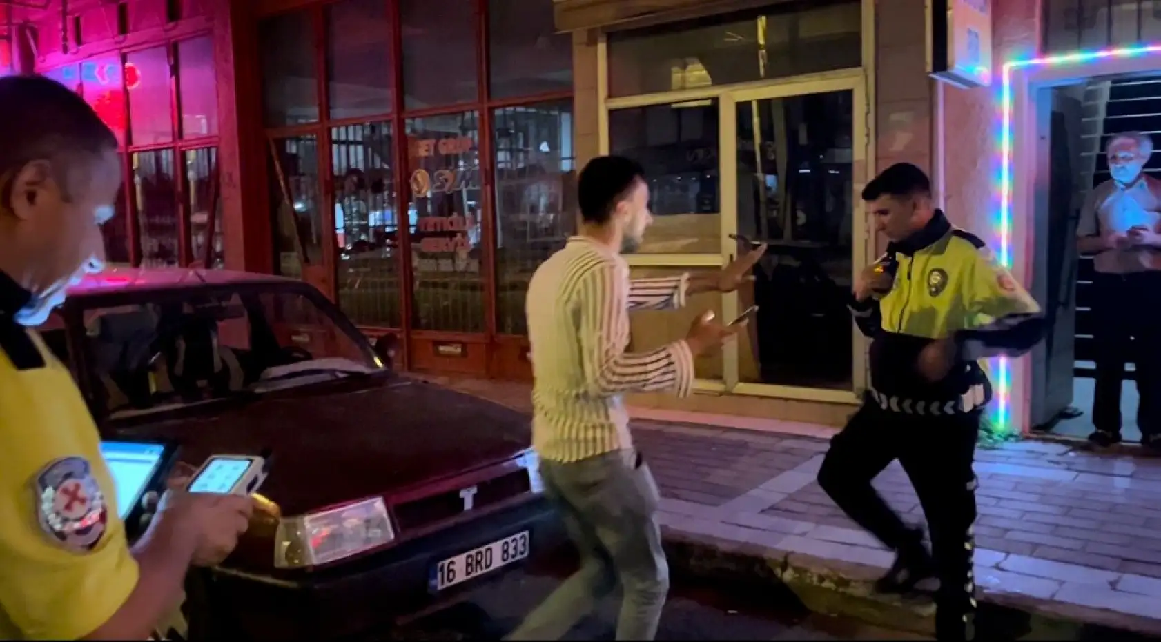 4 Kez Alkolmetreye Üflemedi, Yetmedi Kaçmaya Çalıştı, Polisin Bir Sözüyle Geri Döndü