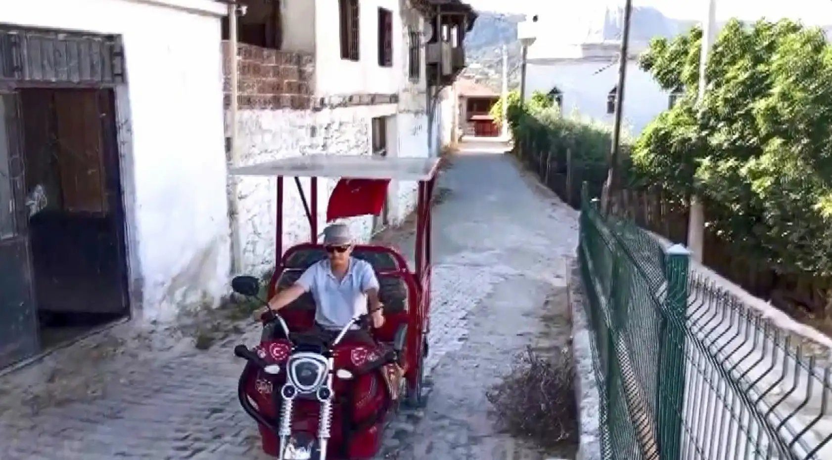 Elektrikli motosiklete taktığı güneş paneli ile tasarruf sağlayıp, aracın menzilini artırdı