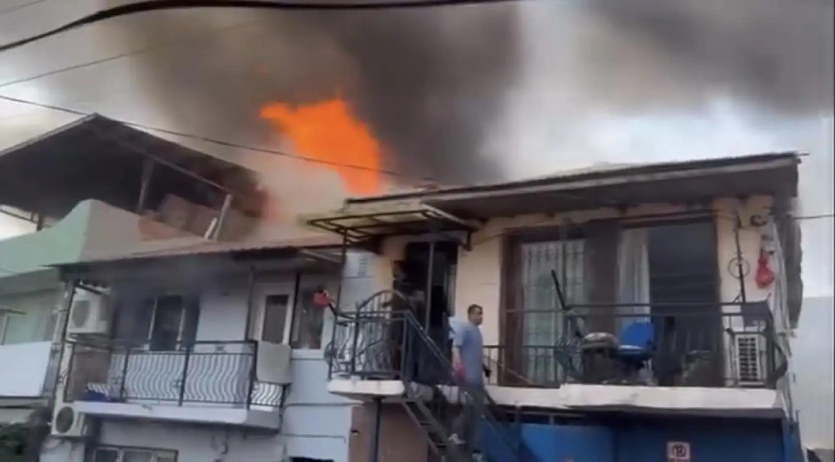 Hurdalık yangını büyüdü, evler küle döndü