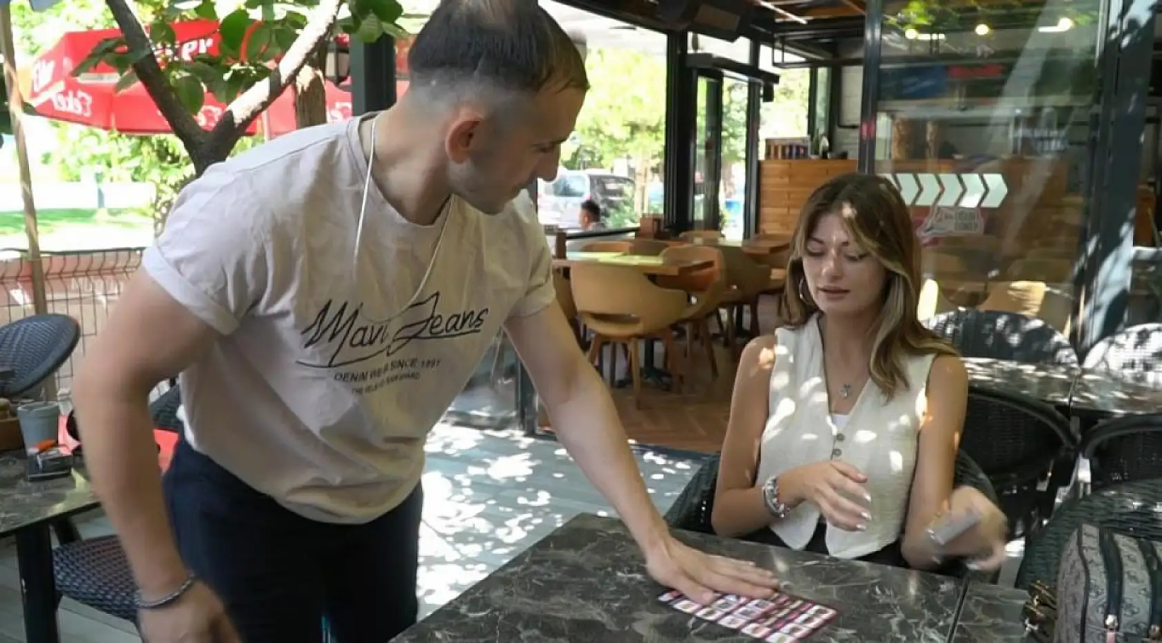 'Nutkum Tutuldu' Diyenler Var! Garsonun Havlama Show'u Sosyal Medyada Olay Oldu